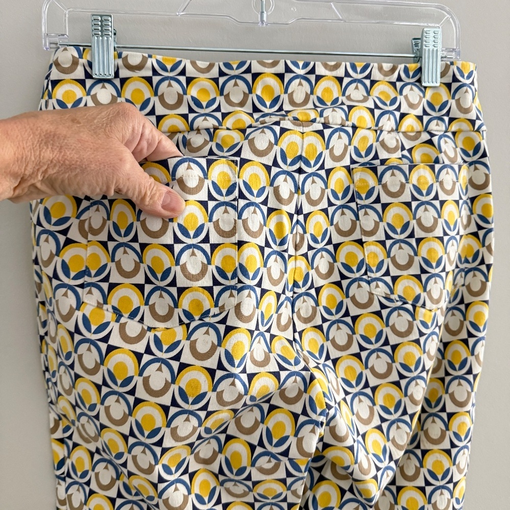 J MCLAUGHLIN IVY CAPRI PANTS PULL ON BACK POCKETS VIBRANT GEOMETRIC PULL ON 8 - Picture 7 of 11
